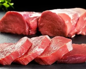 Thịt trước khi xay bằng máy xay thực phẩm